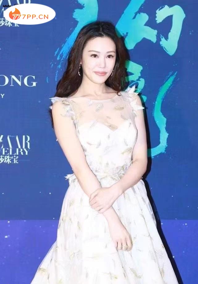 57岁的王姬与女儿同框，黑色国风长袍优雅大气，而女儿一点不输阵