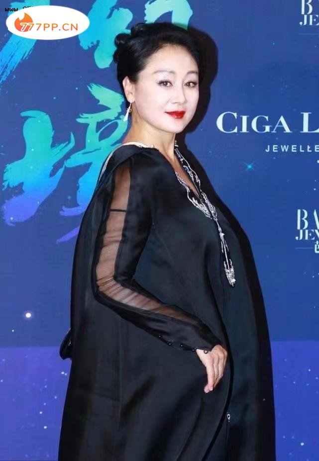 57岁的王姬与女儿同框，黑色国风长袍优雅大气，而女儿一点不输阵