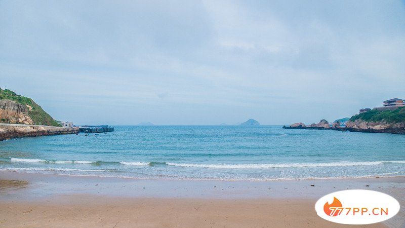 舟山有座花鸟岛，海水湛蓝被称“东方圣托里尼”，消费堪比出境游