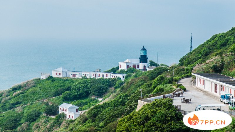 舟山有座花鸟岛，海水湛蓝被称“东方圣托里尼”，消费堪比出境游