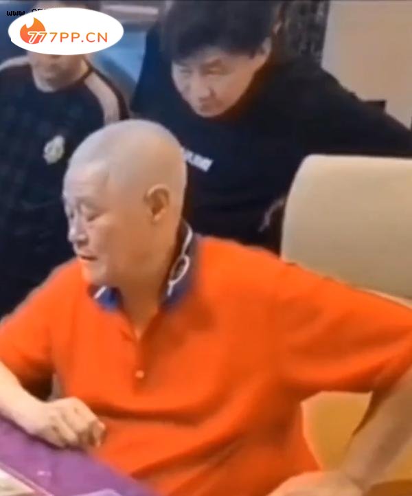 65岁赵本山的晚年生活曝光：在家玩钓鱼游戏，爱徒陪着下军棋