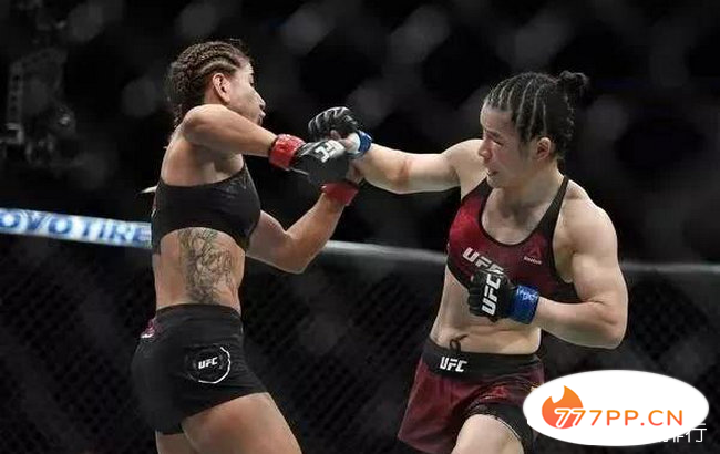 中国UFC首位冠军 张伟丽42秒TKO战胜对手